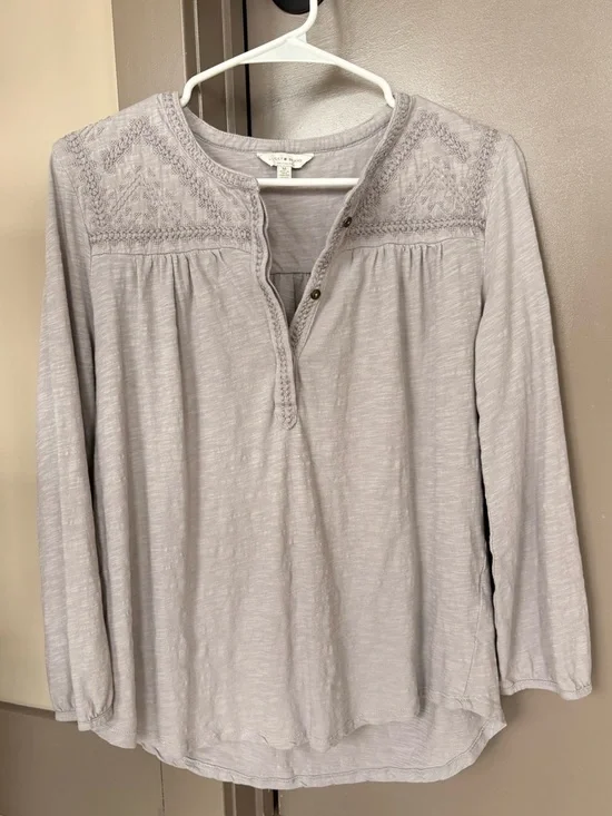 Lucky Brand grey button lightweight long sleeve with embroidered details Size M - Picture 1 of 3
